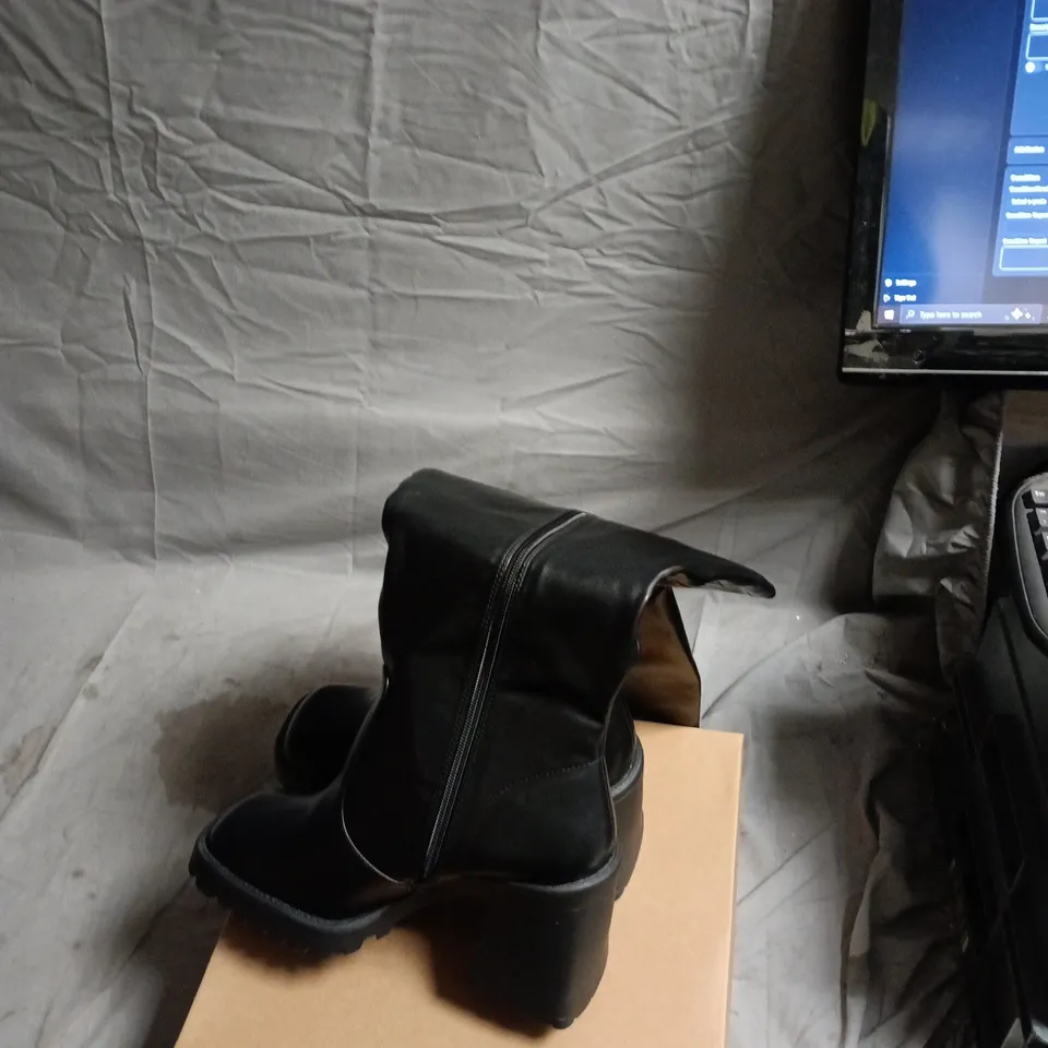 RAID LONDON ADILAH BLACK PU BOOTS – UK 7 (EU 40)