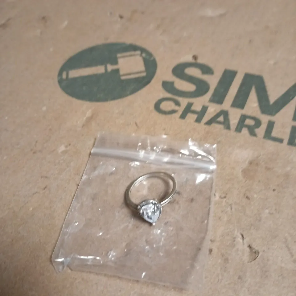 SOLITAIRE RING WITH CLEAR GEMSTONE – SILVER-TONE BAND 