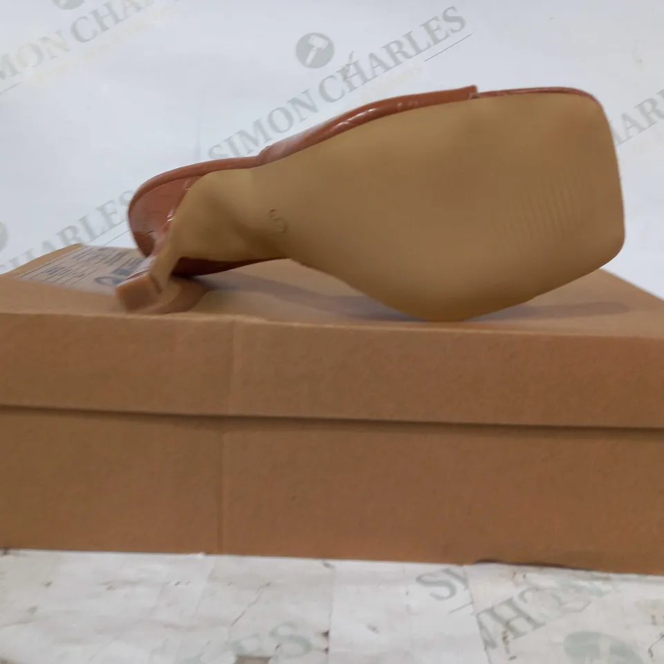 BOXED PAIR OF DESIGNER OPEN TOE HIGH HEEL SANDALS IN TEXTURED MILK CHOCOLATE COLOUR EU SIZE 37