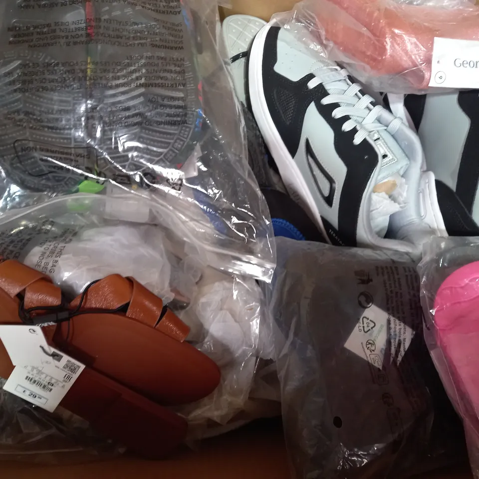 BOX OF APPROXIAMTELY 20 ASSORTED PAIRS OF SHOES IN VARIOUS STYLES AND SIZES TO INCLUDE ZARA, BIRKENSTOCK, DIOR, ETC