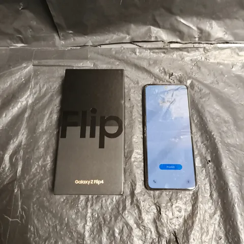 SAMSUNG GALAXY Z FLIP4 SMARTPHONE IN LAVENDER