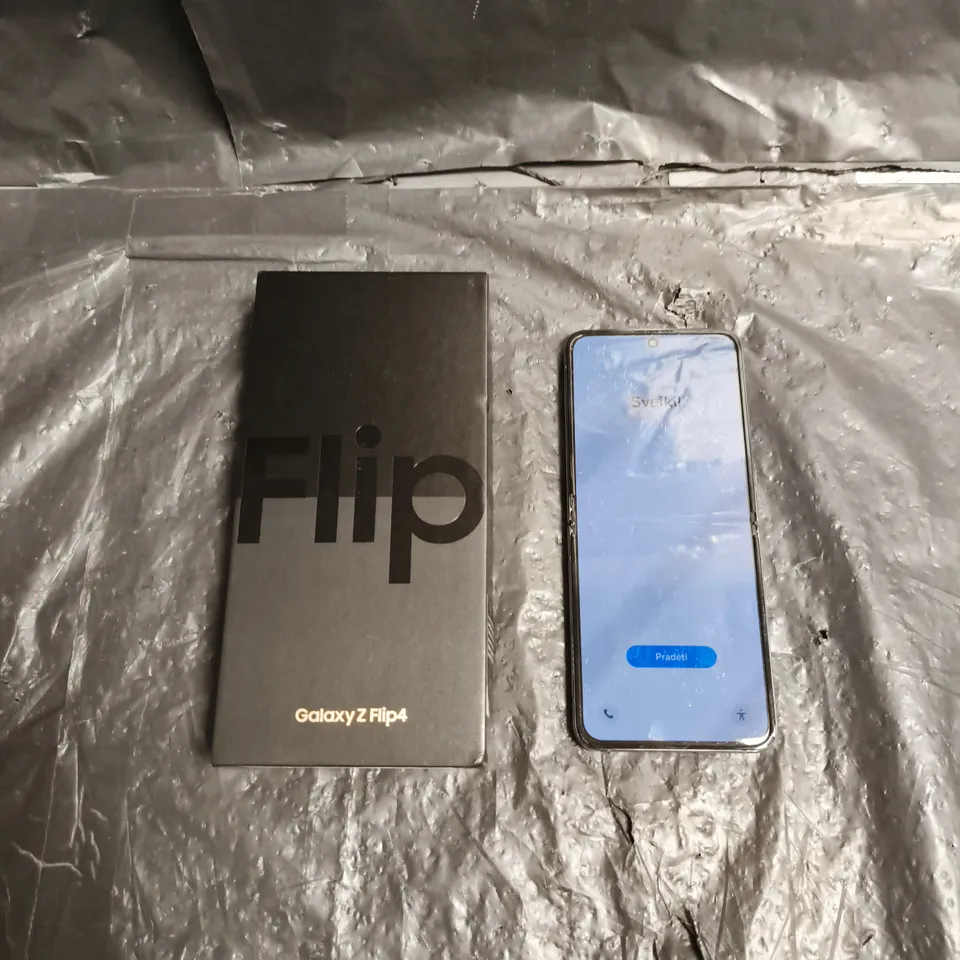 SAMSUNG GALAXY Z FLIP4 SMARTPHONE IN LAVENDER