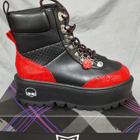 BOXED KOI MONSTER HIGH GHOULIA YELPS GORE-GEOUS PLATFORM BOOTS IN BLACK -UK6