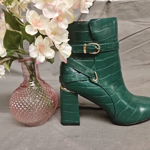 APPROXIMATELY 5 ASSORTED HOUSEHOLD GOODS TO INCLUDE - SHOES , VASE WITH FAKE PLANTS - ETC