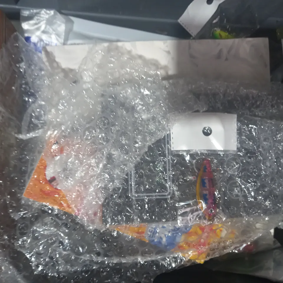 LOT OF APPROXIMATELY 10 ASSORTED HOUSEHOLD ITEMS TO INCLUDE DISHMATIC SCRUBBEE, TISSUE SAMPLING UNIT, ETC