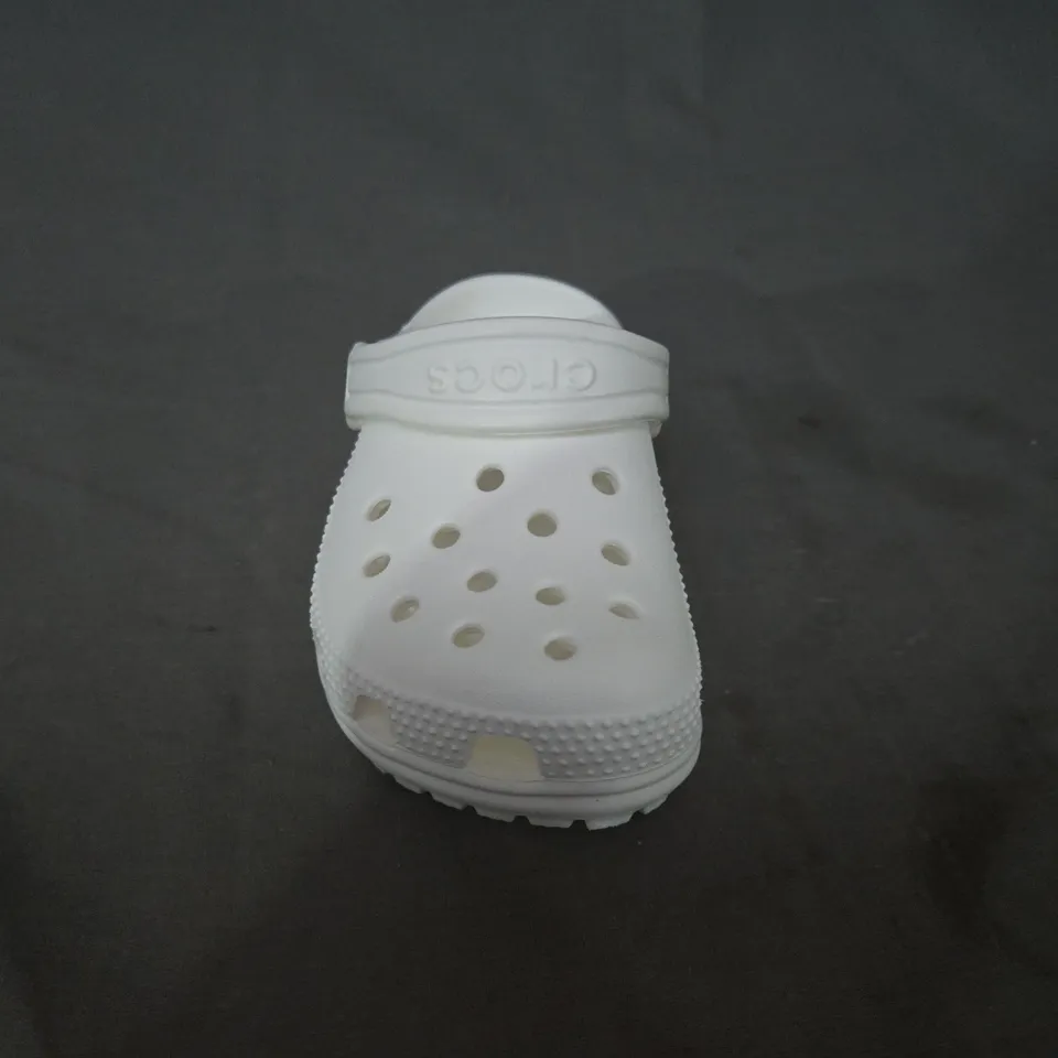 CROCS CLASSIC CLOG IN WHITE - SIZE KIDS UK C8