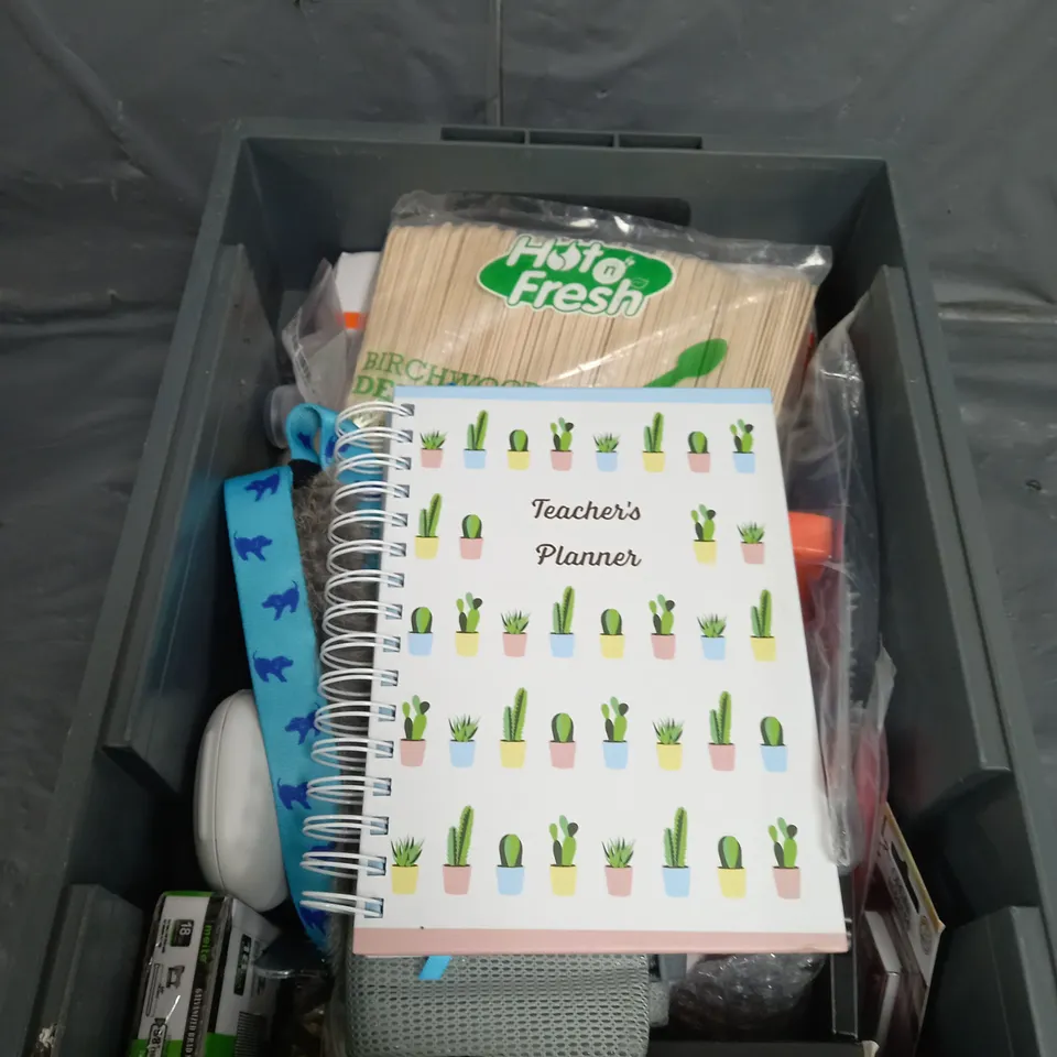 APPROXIMATELY 10 ASSORTED HOUSEHOLD ITEMS TO INCLUDE DOG LEADS , TEACHERS PLANNER , ETC 