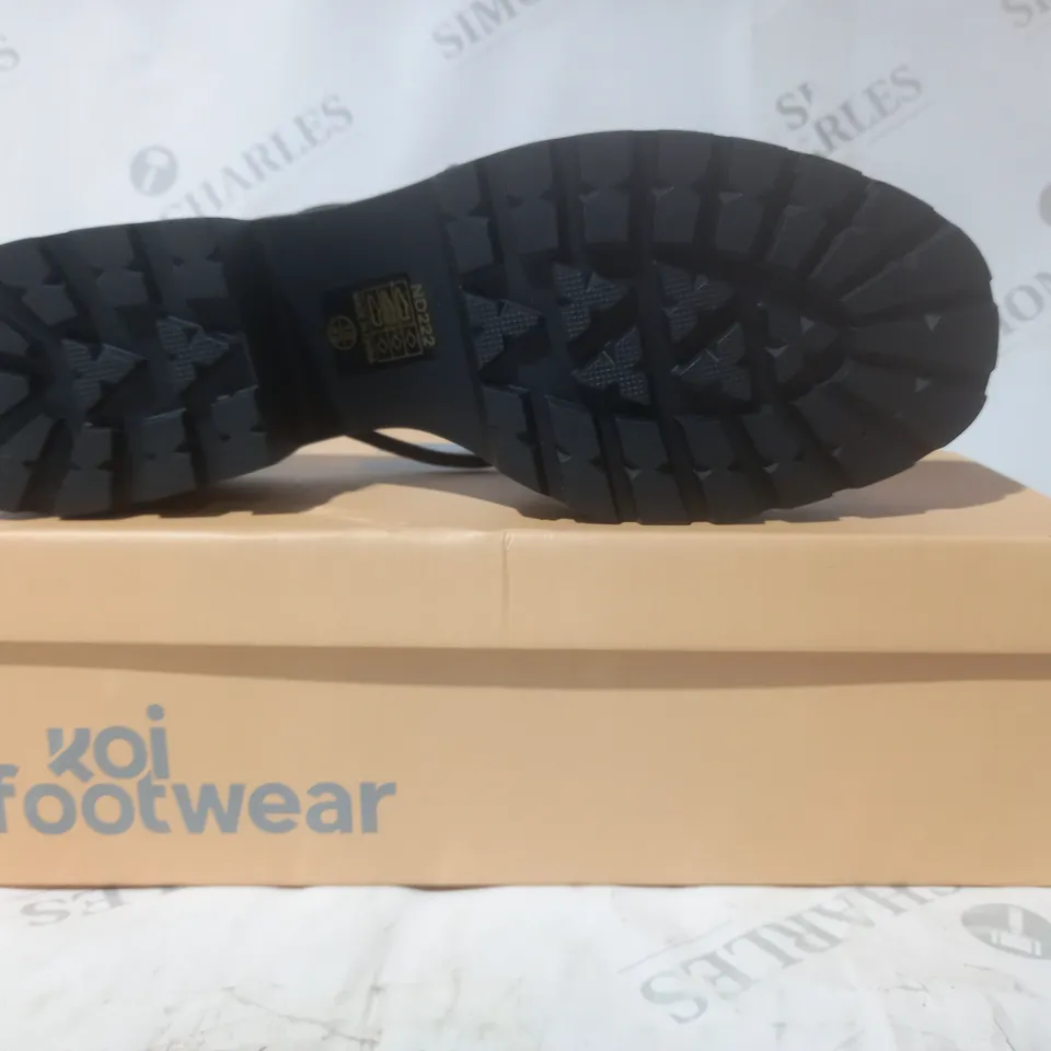 BRAND NEW BOXED PAIR OF KOI VEGAN LEATHER BLOOMING DAISY OASIS STRAPPY SLIDERS IN BLACK UK SIZE 10