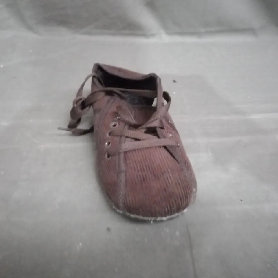 APPROXIMATELY 9 BOXED PAIRS OF LACE UP FLAT SHOES IN VARIOUS SIZES 