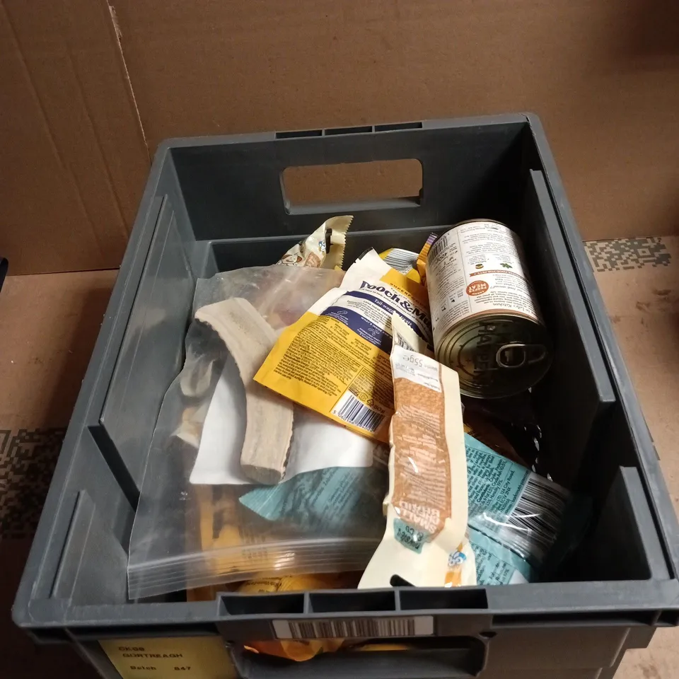 TOTE OF APPROXIMATELY 25 X ASSORTED DOG FOOD/RELATED ITEMS TO INCLUDE LILY'S KITCHEN, PEDIGREE JUMBONE, POOCH AND MUTT, SPLIT DEER ANTLER, NUTRIPAW DENTAL STICKS ETC