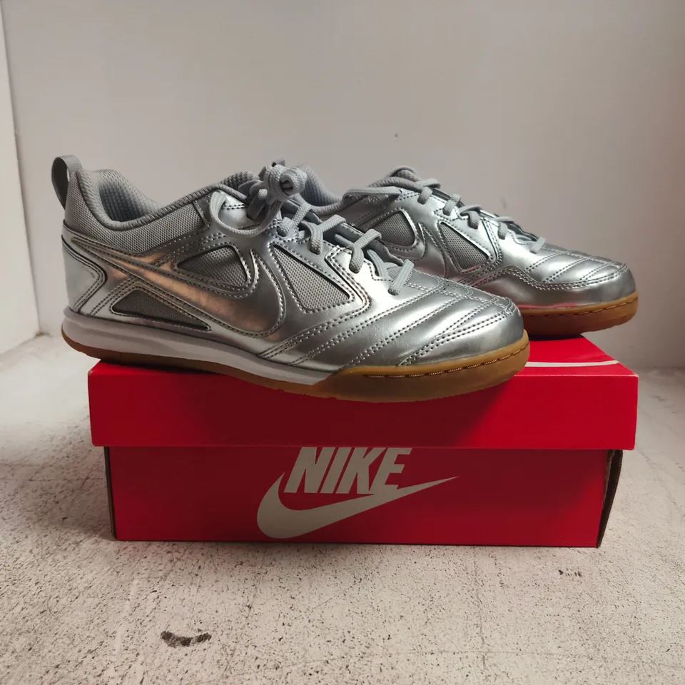 BOXED PAIR OF NIKE GATO LV8 TRAINERS IN SILVER SIZE UK 6