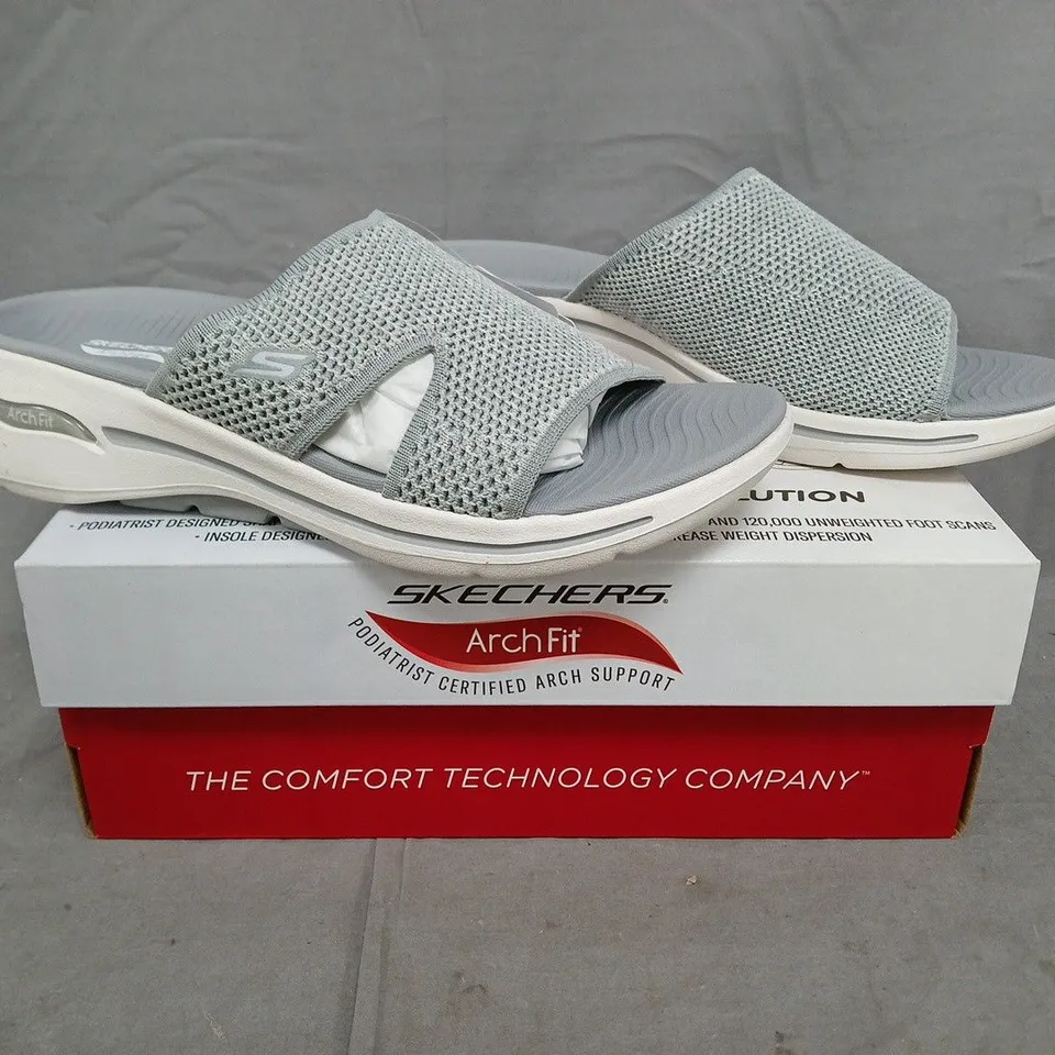 BOXED PAIR OF SKECHERS GO WALK ARCH FIT SANDALS IN GREY SIZE 7