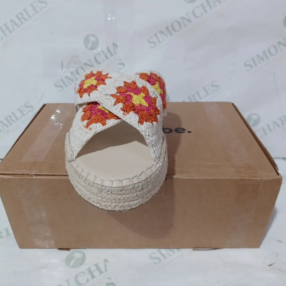 BOXED PAIR OF SIMPLY BE OPEN TOE KNIT SANDALS IN BEIGE W. FLORAL STYLE PATTER UK SIZE 8
