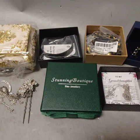 APPROX 15 ASSORTED JEWELLERY ITEMS TO INCLUDE NECKLACES, EARRING, BRACELETS, ETC 