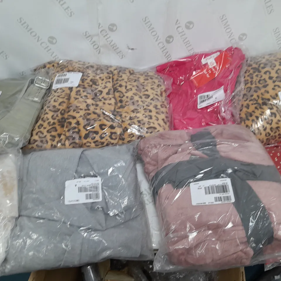 BOX OF APPROXIMATELY 20 VARIOUS CLOTHING ITEMS TO INCLUDE TOPS, BAGS, DRESSES, AND PONCHOS ETC. 