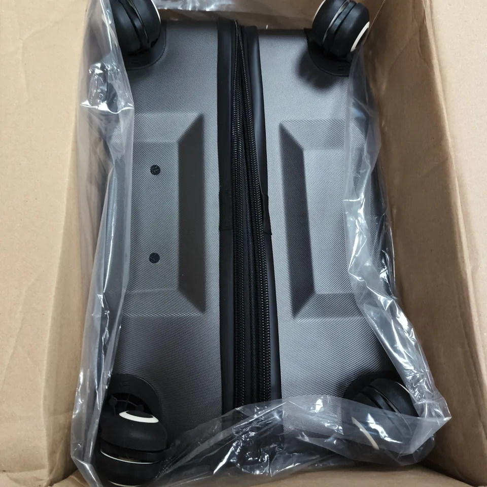 IT LUGGAGE DIVERT CHARCOAL MEDIUM SUITCASE 