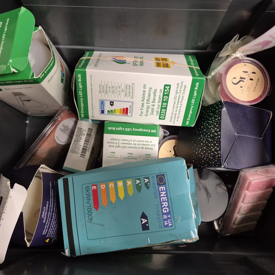 APPROXIMATELY 12 ASSORTED HOUSEHOLD ITEMS TO INCLUDE SCENTED CANDLES, WAX MELTS, LIGHTBULBS, ETC