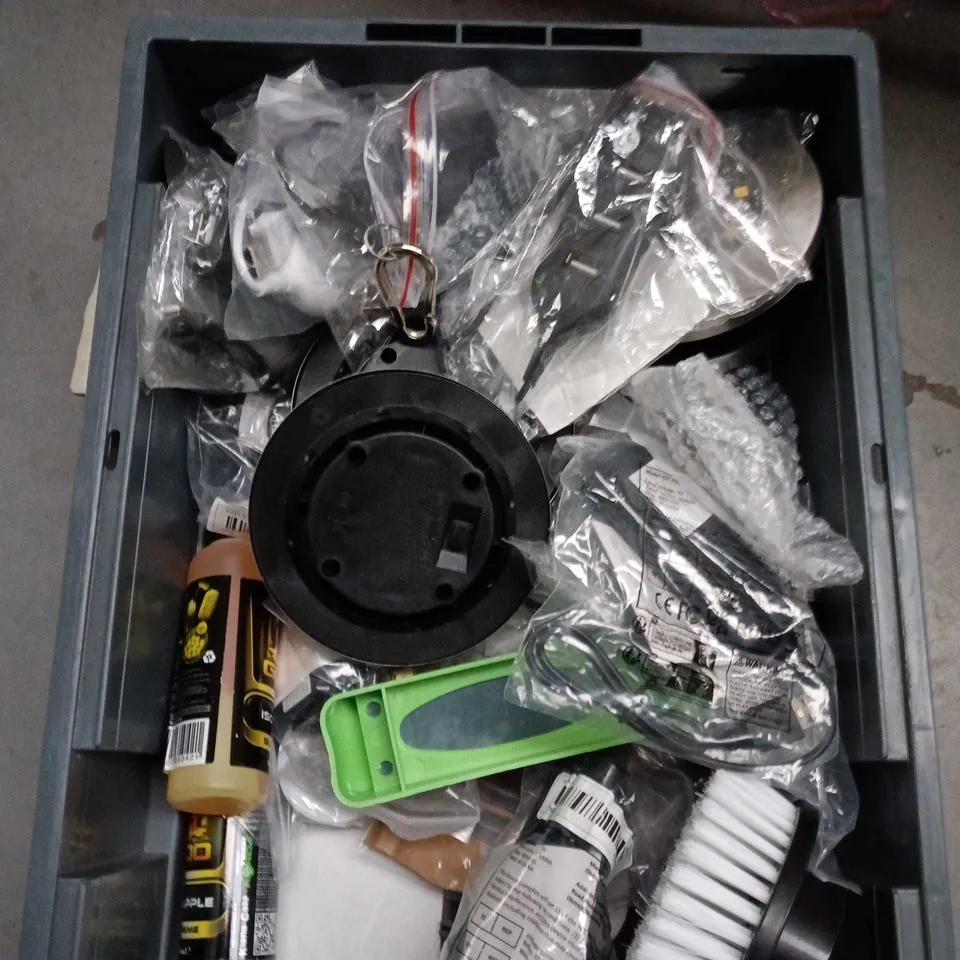 APPROXIMATELY 15 ASSORTED HOUSEHOLD ITEMS TO INCLUDE PLUG SOCKET, MATCH POT REFILL AND FERM LIVING UNDA HOOKS