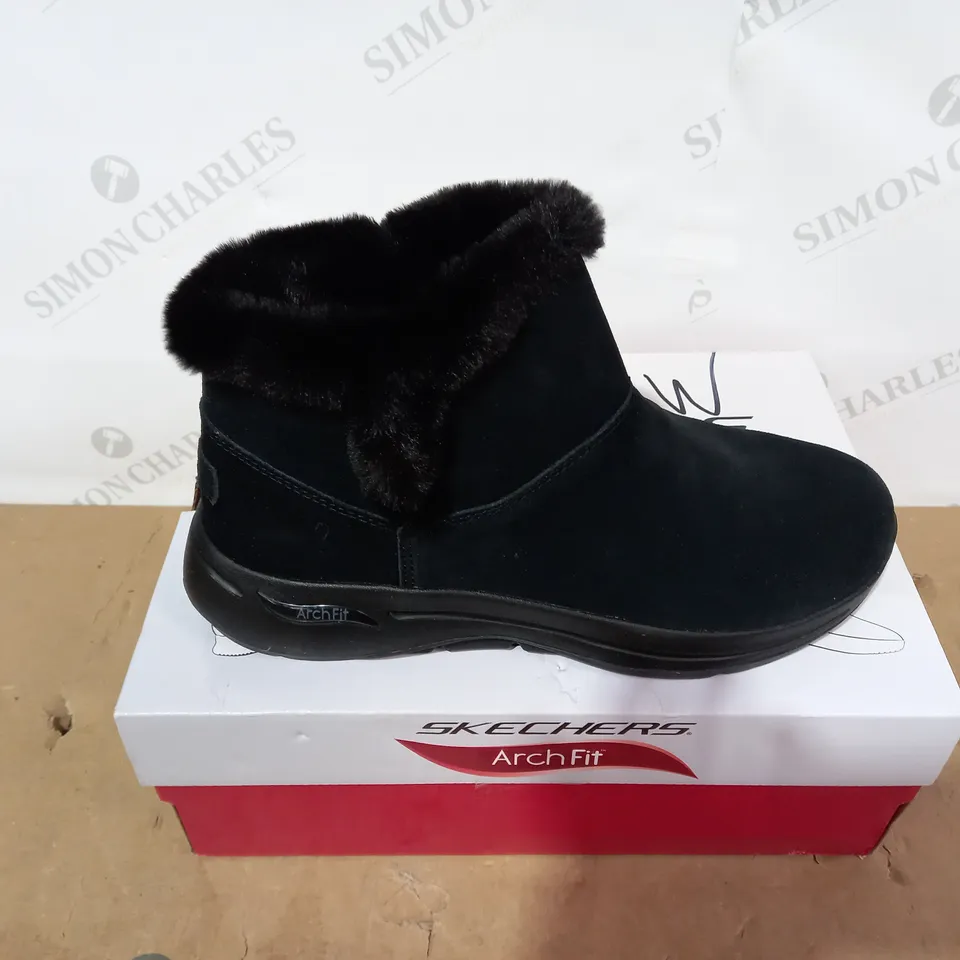 BOXED PAIR OF SKECHERS - SIZE 7