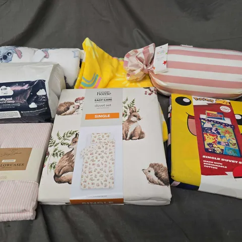 APPROXIMATELY 20 ASSORTED HOUSEHOLD PRODUCTS TO INCLUDE BED SHEETS, CUSHIONS, PILLOW CASES ETC