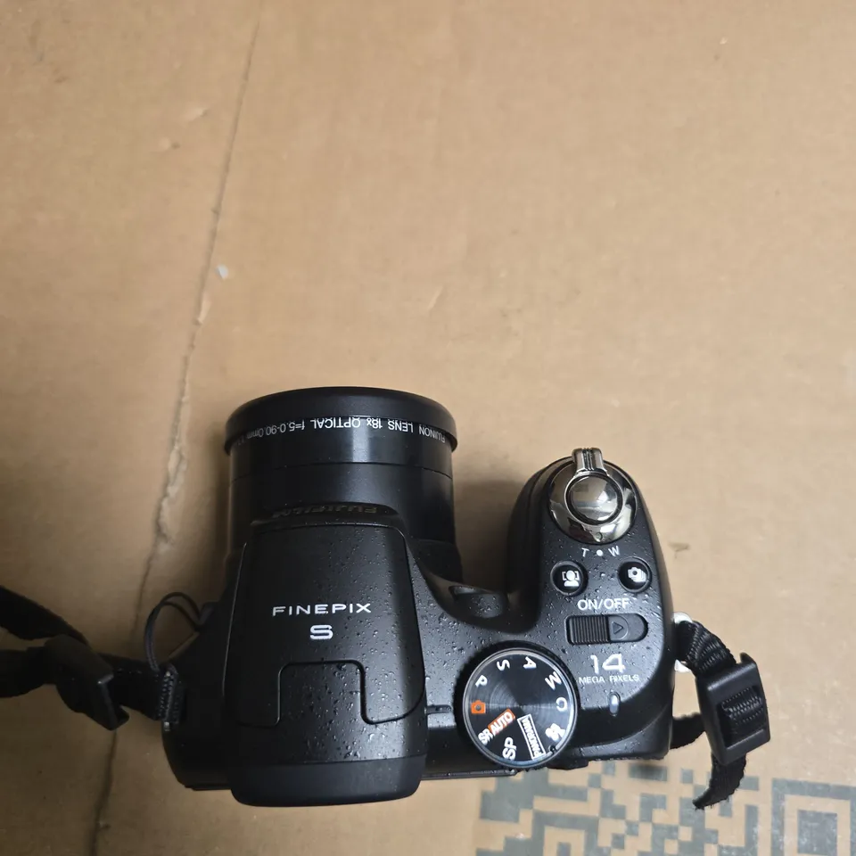 FUJIFILM FINEPIX S-SERIES DIGITAL CAMERA (14MP) WITH STRAP AND CAMERA BAG 