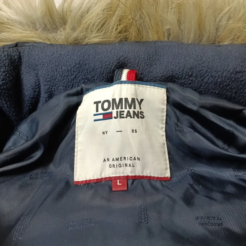 TOMMY JEANS NAVY PUFFER COAT WITH FUR TRIM HOOD – SIZE LARGE