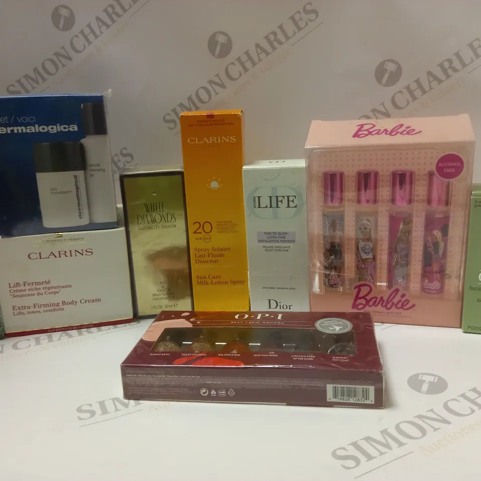 BOX OF APPROX 12 ASSORTED BEAUTY PRODUCTS TO INCLUDE CLARINS EXTRA-FIRMING BODY CREAM, ELIZABETH TAYLOR WHITE DIAMONDS EAU DE TOILETTE, CLINQUE FACIAL SOAP, ETC 