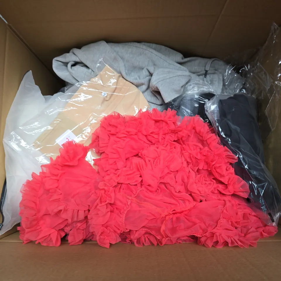 APPROX 20 ASSORTED CLOTHING ITEMS TO INCLUDE T-SHIRTS, DRESSES, SHORTS ETC