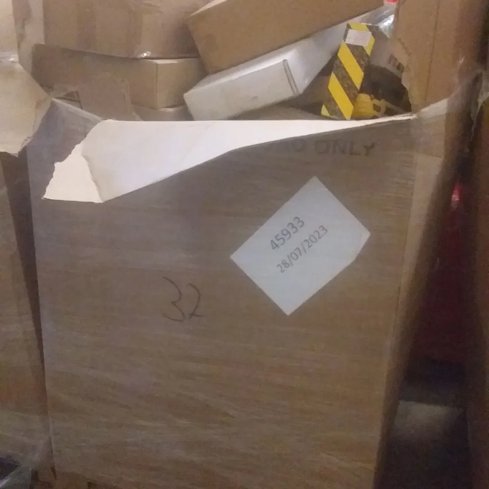 PALLET OF ASSORTED ITEMS INCLUDING TOILET SEAT, LED MIRROR, SALT GUN, COAT STAND