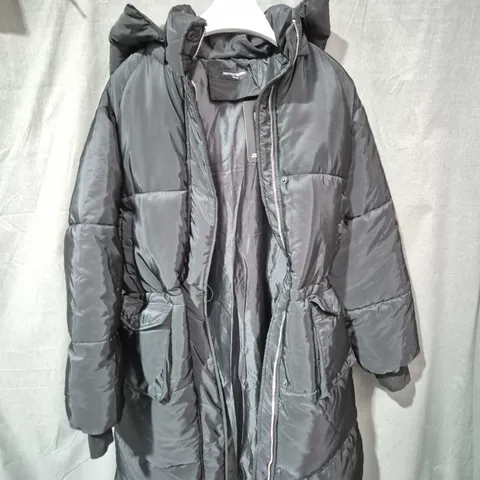 PRETTY LITTLE THING LONG BLACK HOODED PUFFER COAT WITH WAIST CINCH SIZE M