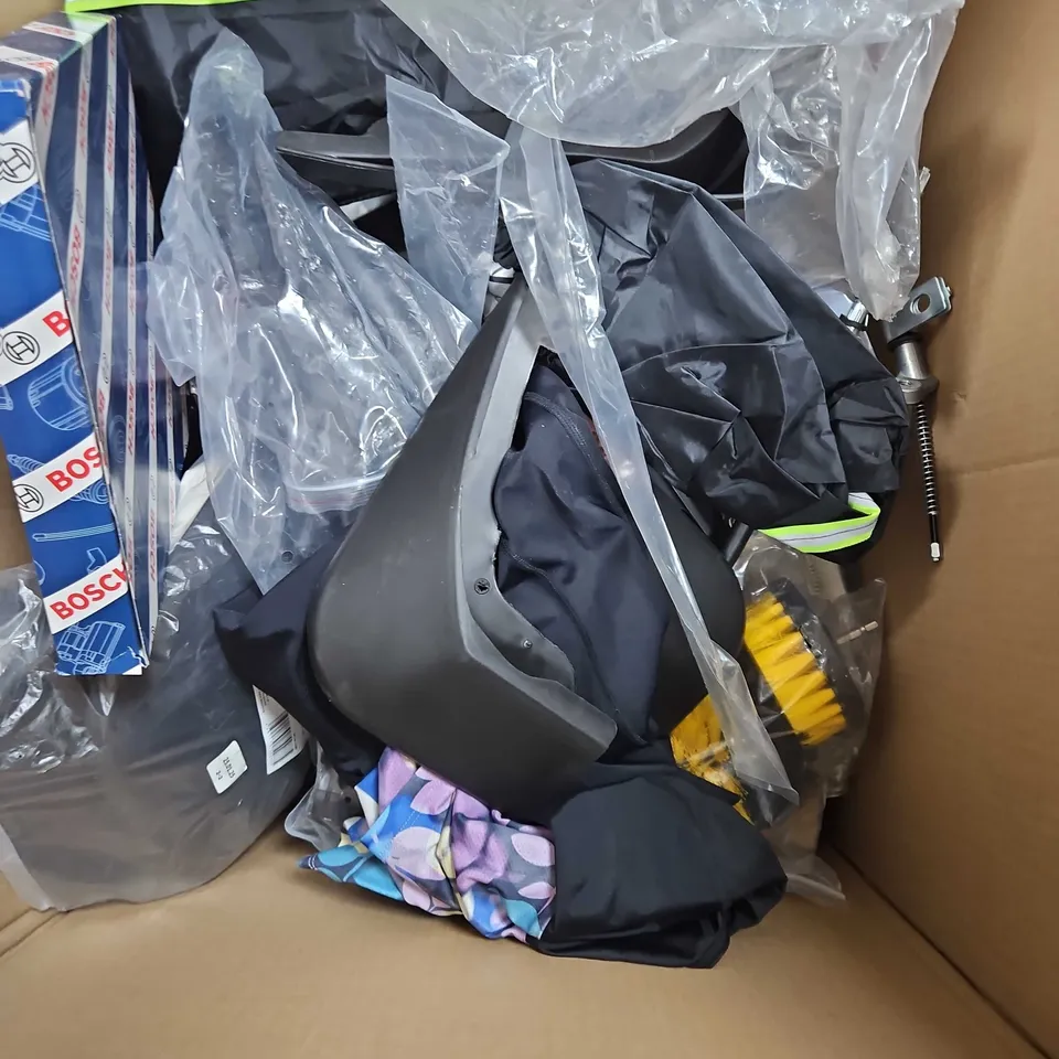 BOX OF APPROXIMATELY 20 ASSORTED ITEMS TO INCLUDE - CABIN FILTER , FORD WHEEL HUB CAPS , GREY WINGMIRROR COVER ETC