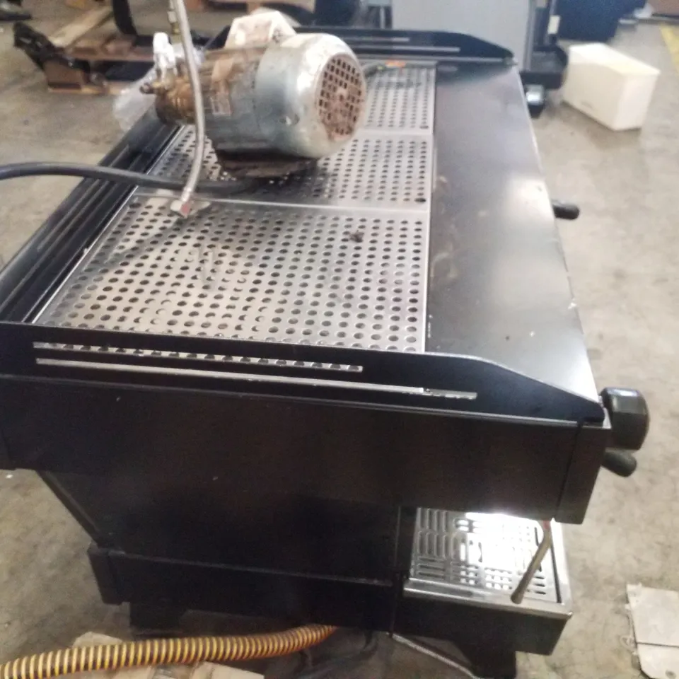 LA MARZOCCO LINEA PB AV 3 GROUP COFFEE MACHINE