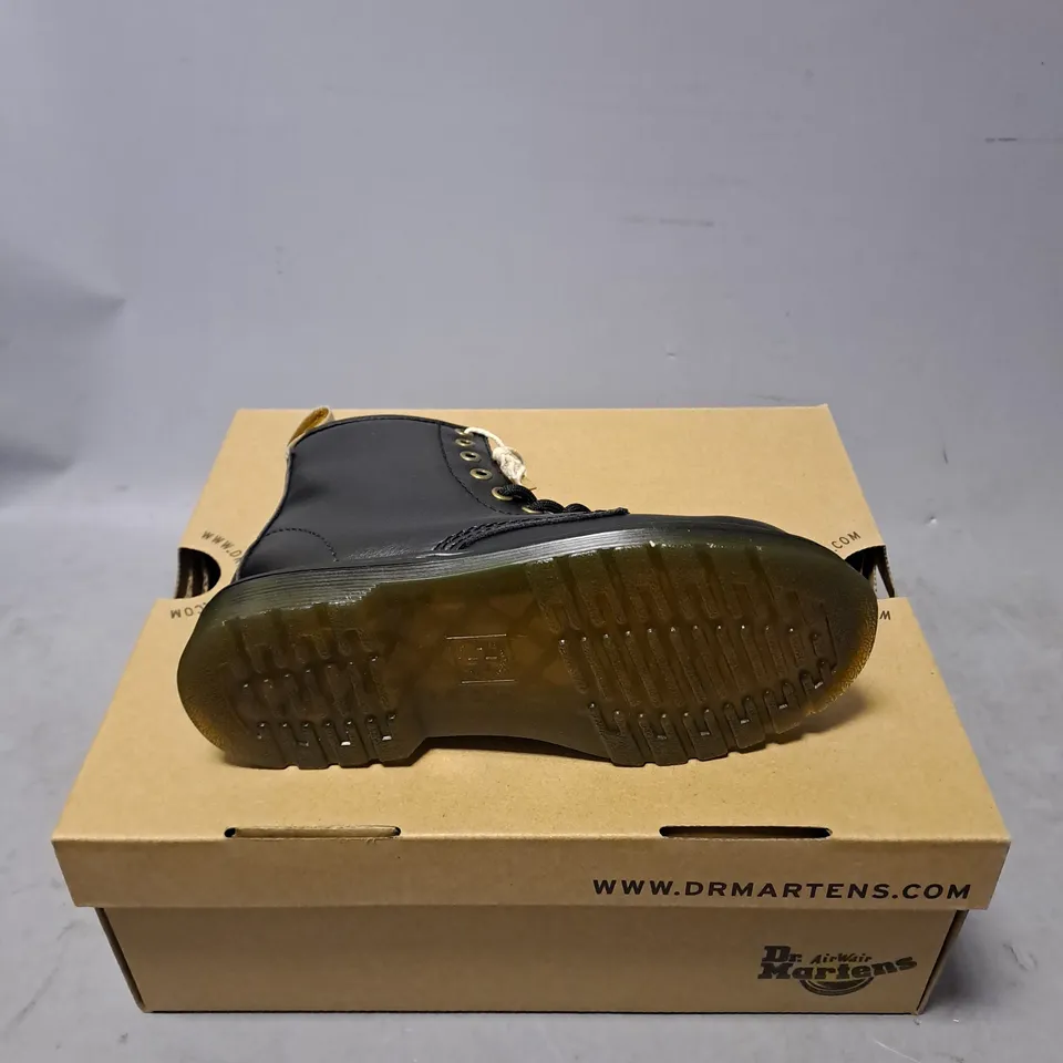 BOXED PAIR OF DR MARTENS CHILD NEWBURY TUMBLE VEGAN BOOT IN BLACK SIZE 10