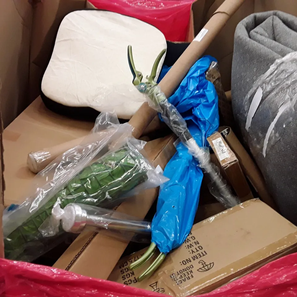 PALLET OF ASSORTED PRODUCTS INCLUDING ERGONOMIC CHAIR, PIZZA MAKER, SIDE TABLE, VENETIAN BLIND, TOWEL RACK