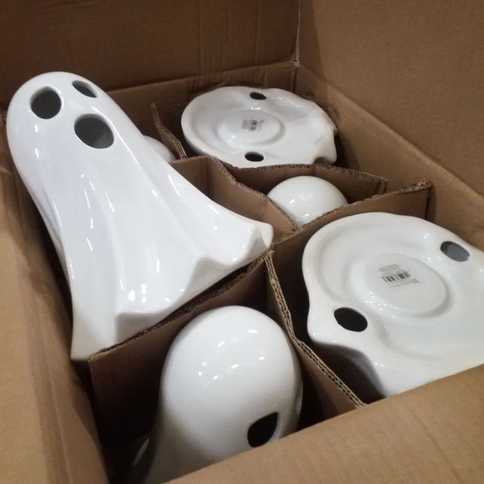PALLET CONTAINING ASSORTED HALLOWEEN DECORATIONS & PRODUCTS INCLUDING LARGE CERAMIC GHOST, BALLOON MOSAIC BOO FRAME, SPIDER BOWL, CERAMIC SKULL & WIRE EDGE RIBBON