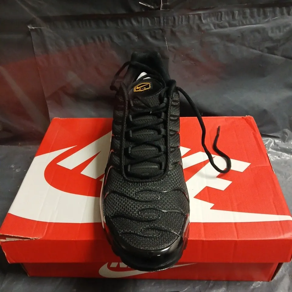 NIKE SNEAKERS – BLACK WITH ORANGE GRADIENT ACCENTS UK 11