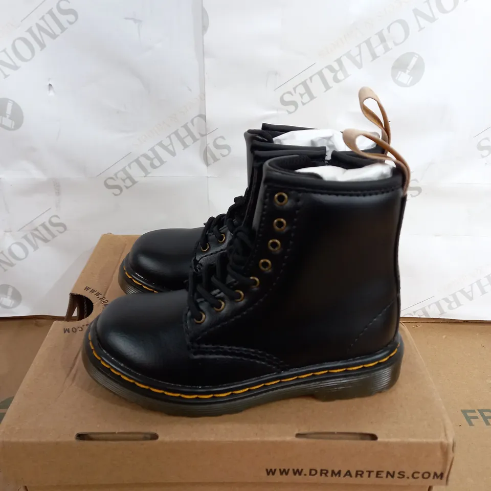 BOXED PAIR OF CHILDRENS DR MARTENS IN BLACK SIZE 7