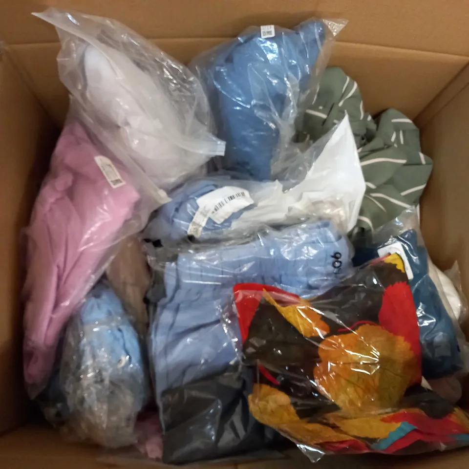 LARGE QUANTITY OF CLOTHING ITEMS TO INCLUDE DRESSES, SWEATERS, JEANS, T-SHIRTS, ETC