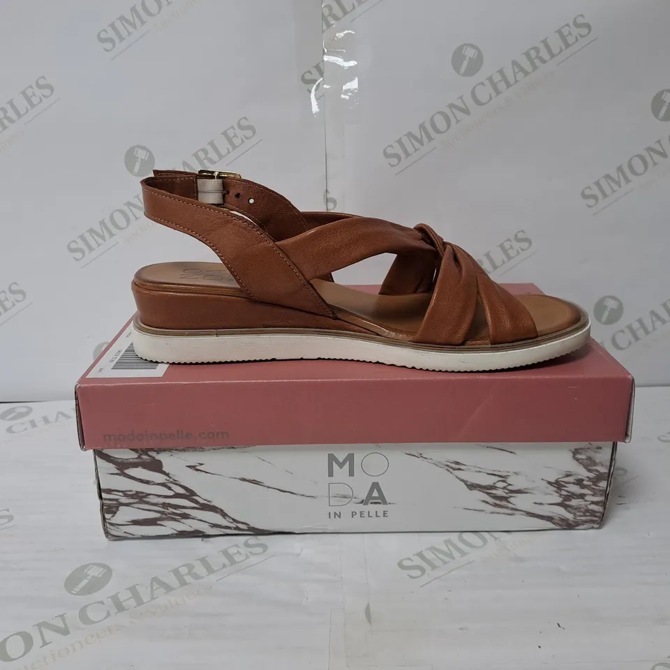 BOXED PAIR OF MODA IN PELLE OLANNA SANDALS IN TAN SIZE 8