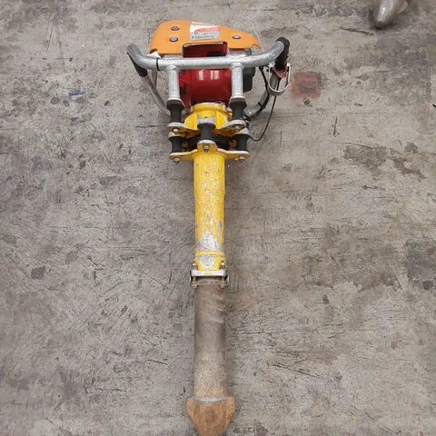 ROBEL 62.05 2 STROKE VERTICAL TAMPER - RAILWAY MAINTENANCE TOOL