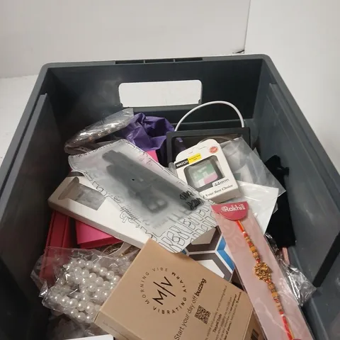 LARGE QUANTITY OF ASSORTED JEWELLERY INCLUDING COSTUME JEWLLERY, WATCHES AND BRACELETS