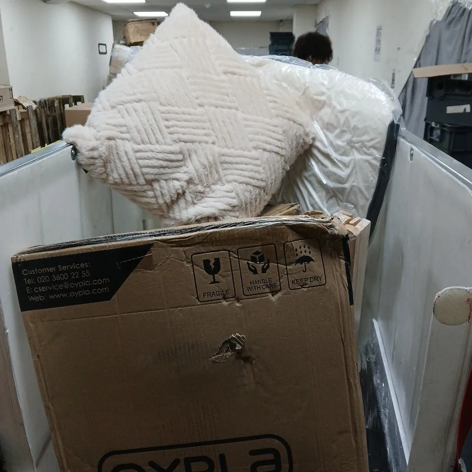 CAGE OF APPROXIMATELY 12 ASSORTED ITEMS TO INCLUDE PILLOWS, CUSHION, FITNESS WEIGHTS ETC