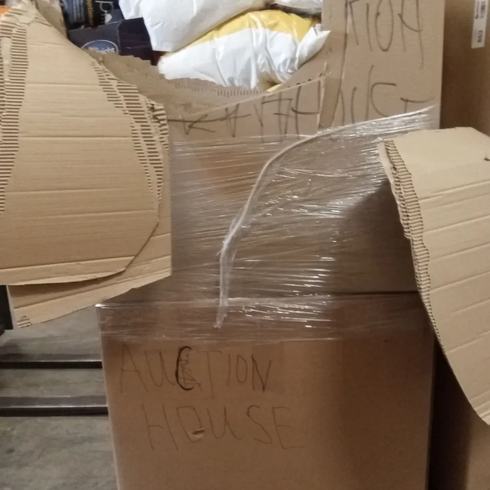PALLET CONTAINING A LARGE QUANTITY OF BEDDING PRODUCTS