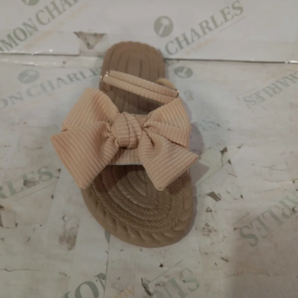 BOXED PAIR OF DESIGNER OPEN TOE BOW SANDALS IN BEIGE EU SIZE 40