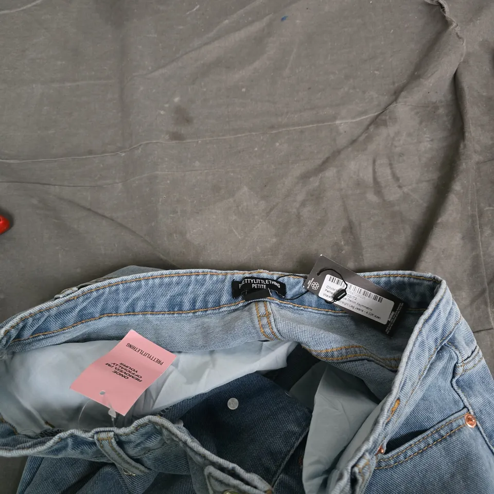 PRETTYLITTLETHING PETITE JEANS – LIGHT-WASH DENIM UK 4