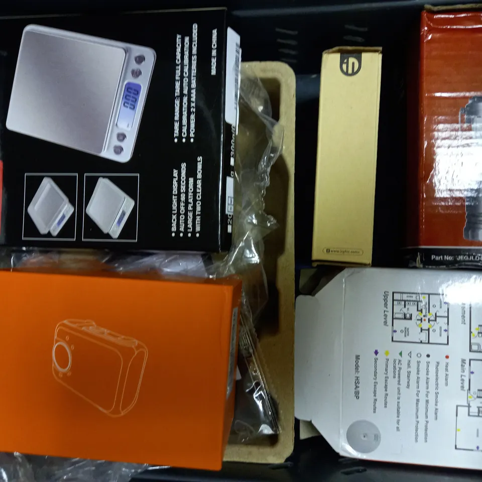 LOT OF APPROXIMATELY 9 ELECTRICAL ITEMS, TO INCLUDE MINI KEYBOARD, MOTION SENSOR LIGHT, HDMI DONGLE, ETC