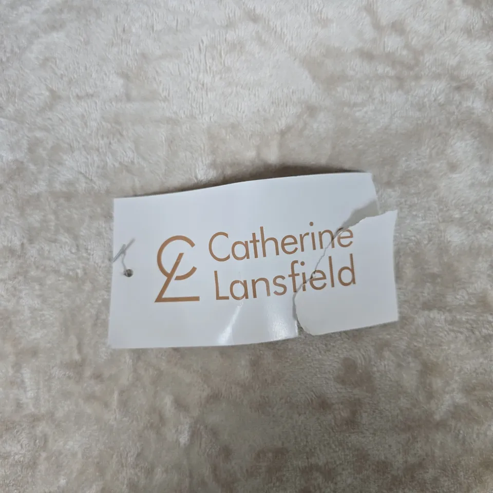 CATHERINE LANSFIELD CUSHION – CREAM CRUSHED VELVET