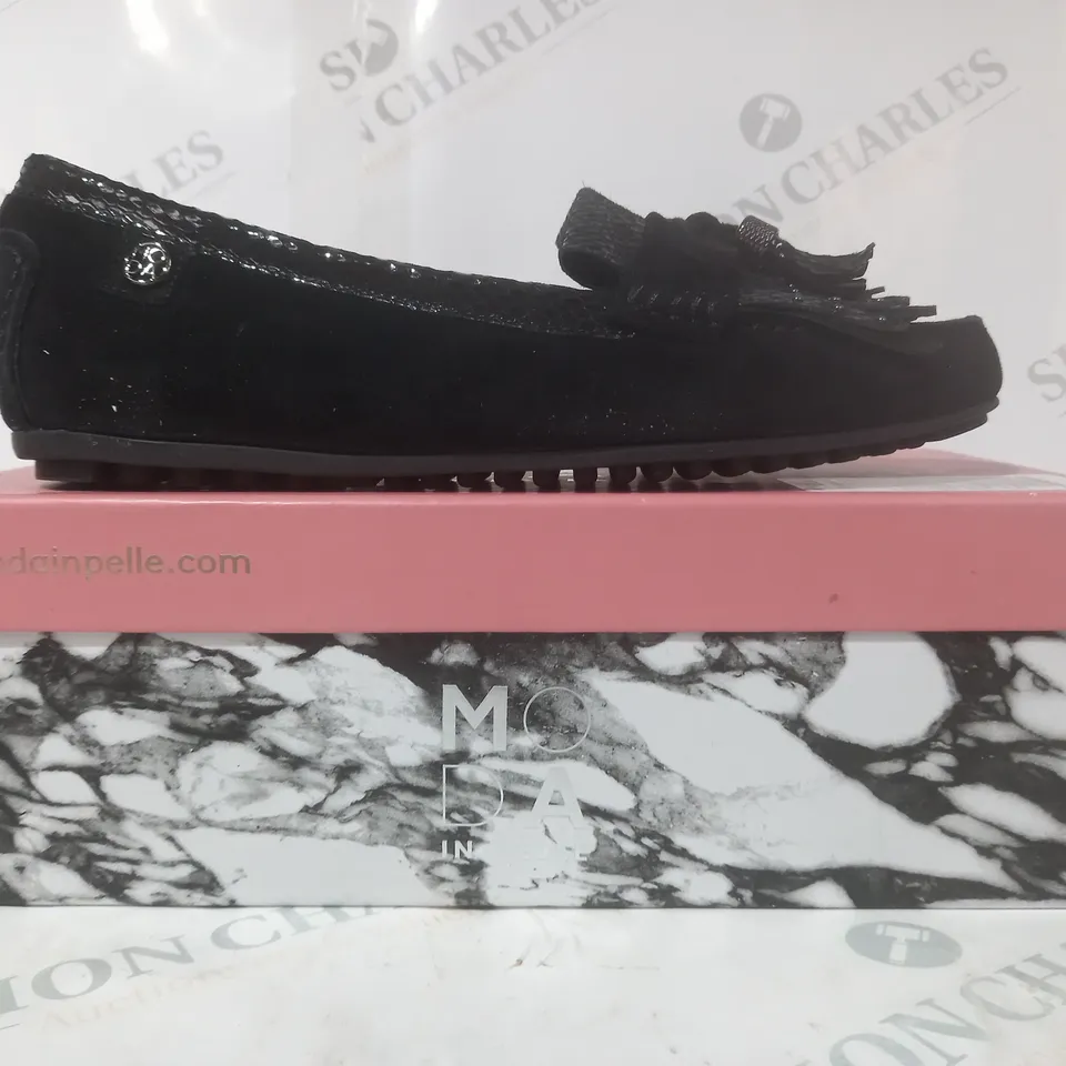 BOXED PAIR OF MODA IN PELLE ETHELIA BLACK SUEDE LOAFERS - SIZE 6