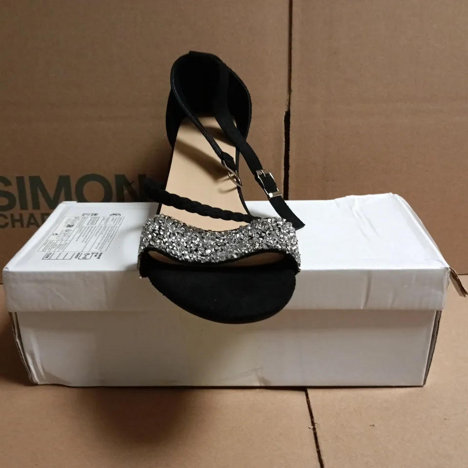 BOXED PAIR OF UNBRANDED OPEN TOE LOW BLOCK HEEL SANDALS IN BLACK SIZE EU 40