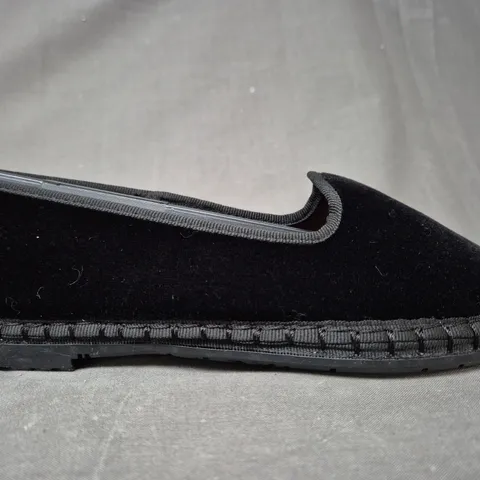 BOXED PAIR OF FLABELUS DAISY FLAT SLIP-ON SHOES IN BLACK EU SIZE 36